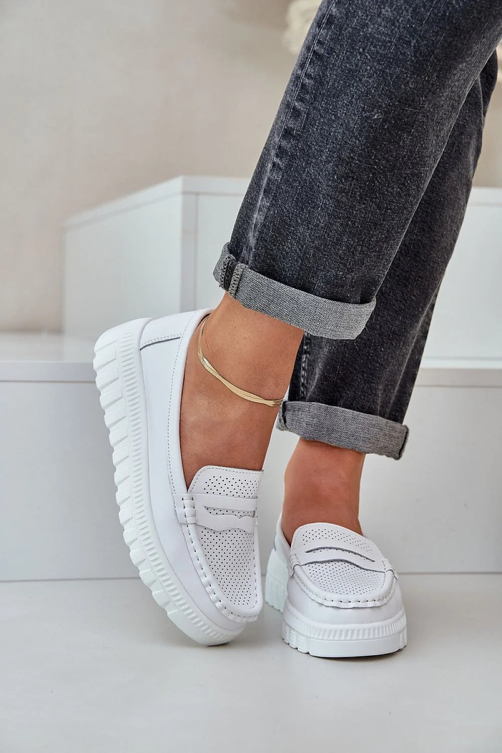 mocassins femmes cuir naturel blanc perforé plateforme crantée semelle épaisse amorti adhérence talon délicat empeigne passants bout classique