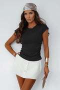 chemisier court manches courtes noir ajusté fronces côtés encolure ronde maille stretch douce casual chic épaulières galbante