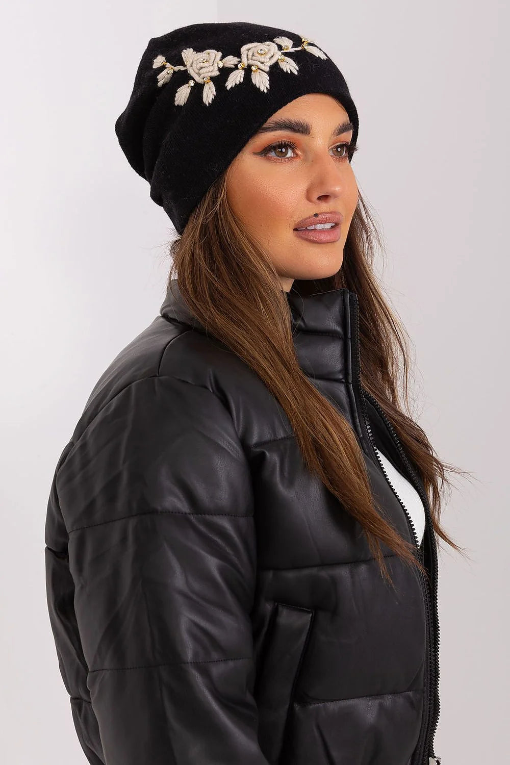 Bonnet d'hiver pour femme en tricot lisse avec broderie florale et perles dorées matière douce et confortable acrylique coton cachemire noire beige doré