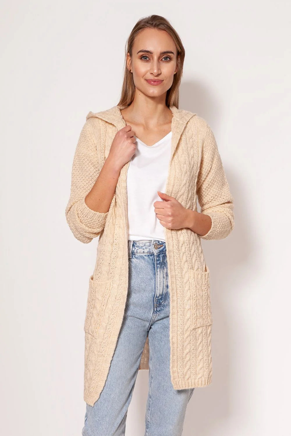 Cardigan pour femme en maille tricoté rouge vibrant, coupe ample, manches longues, capuche intégrée, deux poches, matériau mixte, confortable et élégant
