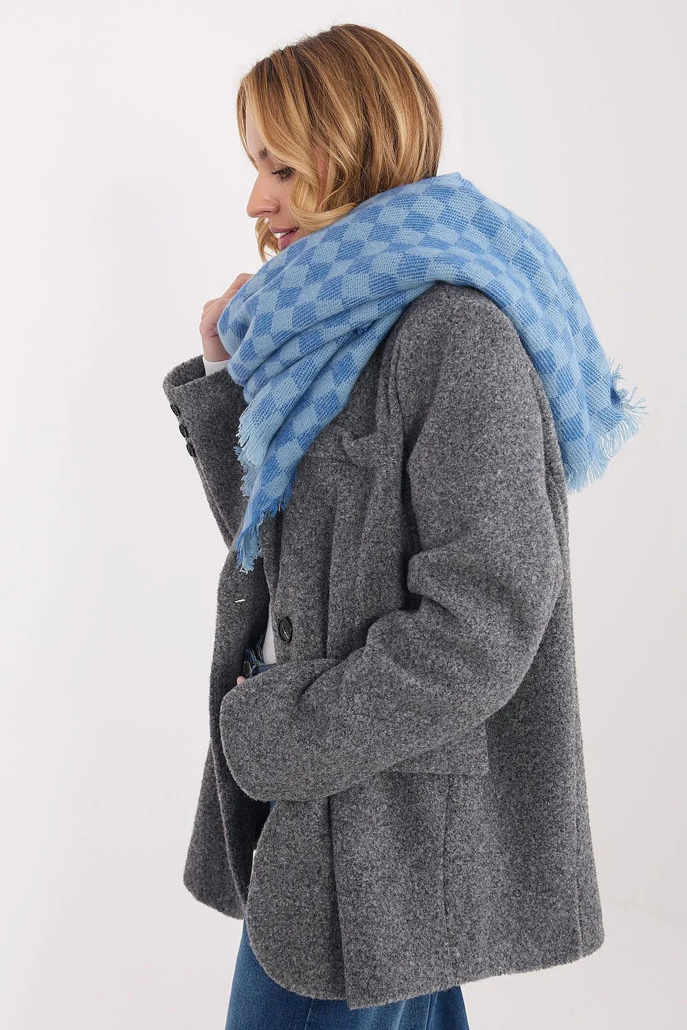 écharpe châle oversize plaid carreaux bleu clair bleu moyen grand rectangulaire enveloppant bords effrangés maille épaisse douce viscose laine mélangée