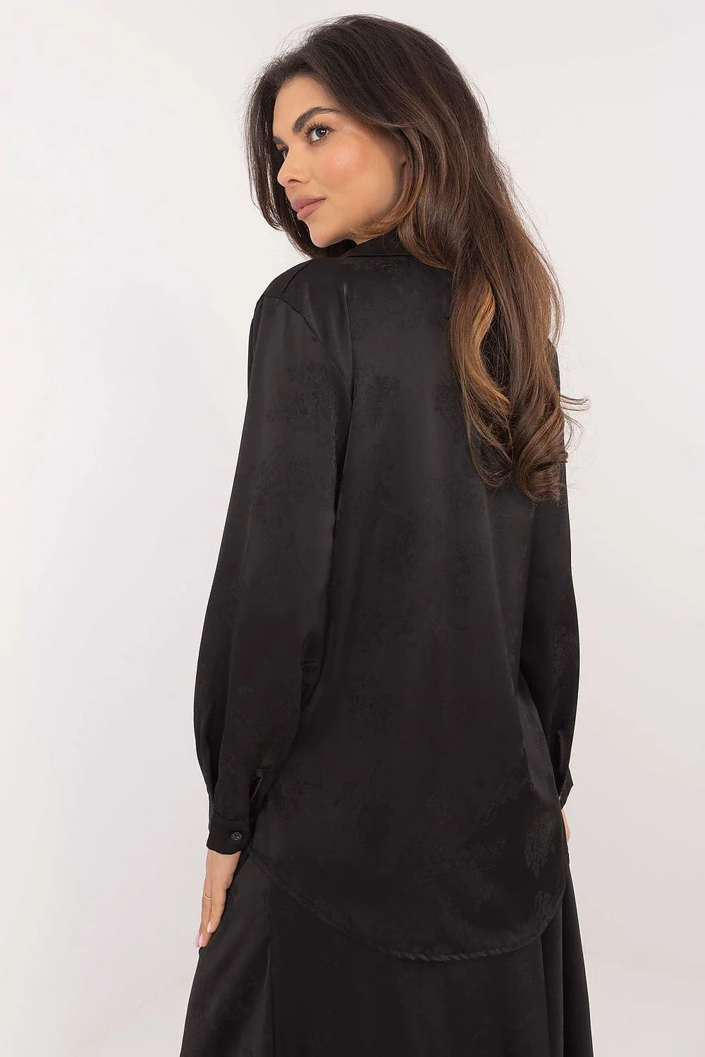 Robe élégante noire à motifs floraux subtils, manches longues, col chemise, coupe ajustée à la taille, longueur midi, tissu satiné, soirée ou travail, femme