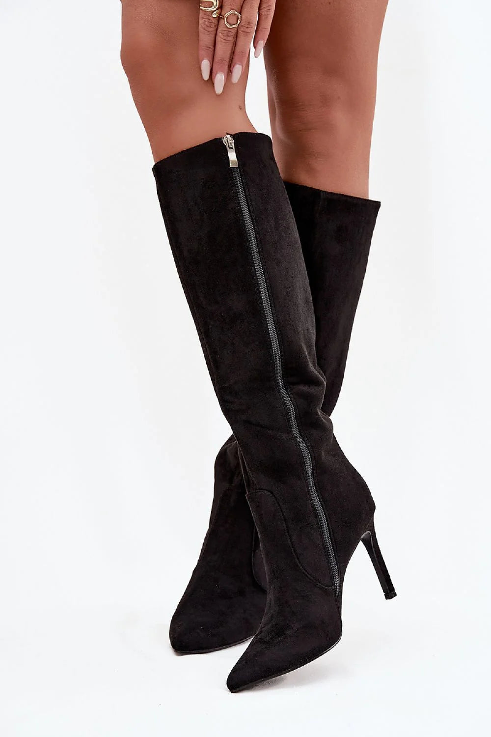 bottes hautes femme cuir suédé écologique souple élégante féminine talon aiguille pointu fermeture zippée doublée confortable silhouette élancée noir chic