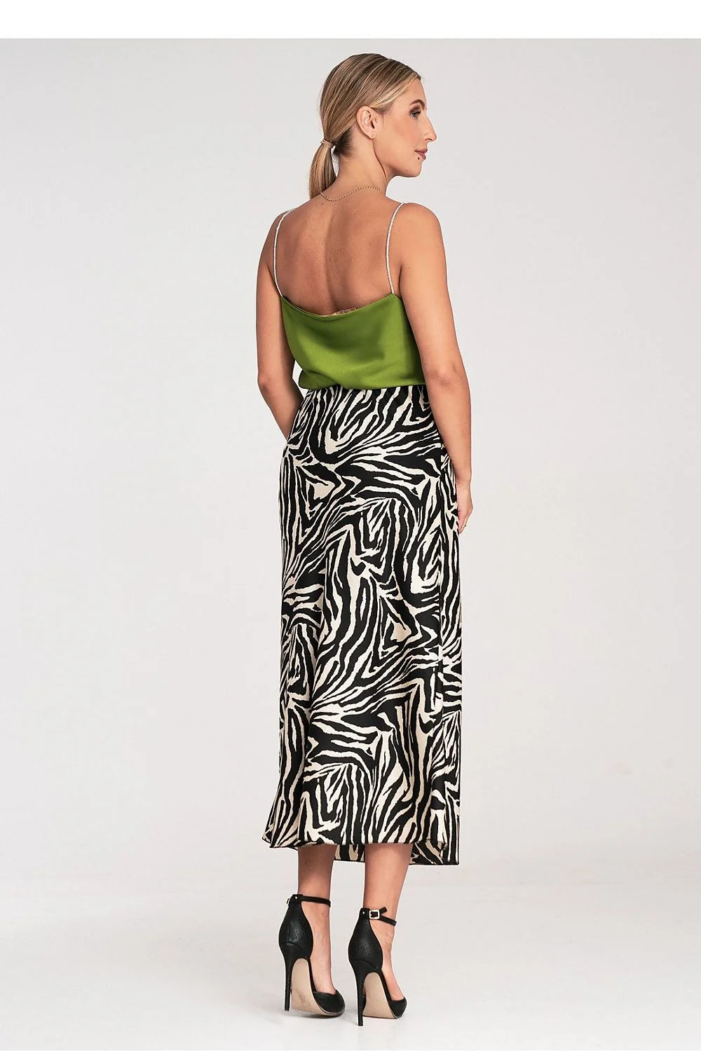 Jupe midi élégante longue motif zébré noir blanc satiné buste ajusté escarpins noirs femme