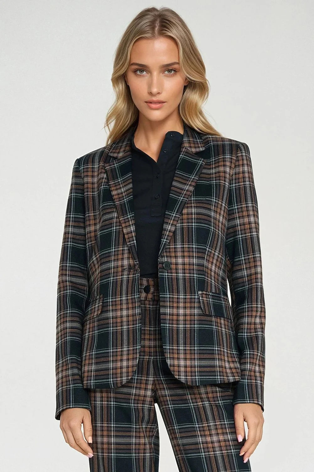 blazer femme cintré tailleur carreaux bleu marine col cranté épaulettes manches longues poche rabat bouton unique doublée tissu structuré