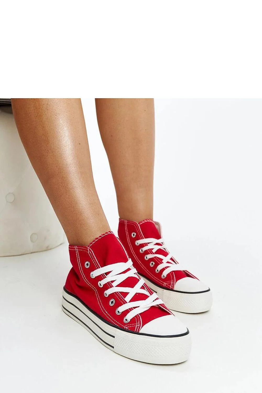 Baskets montantes pour femmes en toile rouge haute semelle blanche style moderne confortable et élégant chaussures sneakers femme occasionnels urbaines