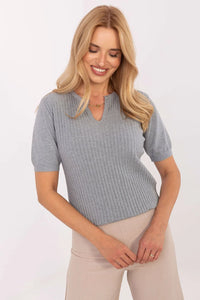femme pull manches courtes tricot côtelé gris clair maille fine coupe ajustée longueur taille encolure V chaîne subtile texture variée