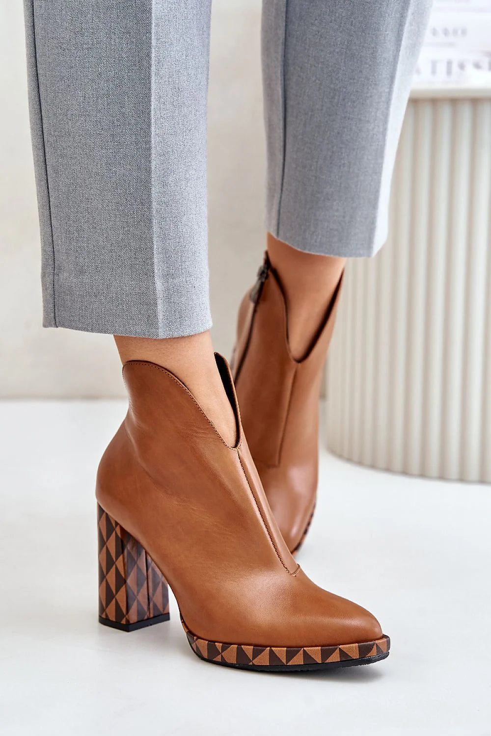 bottines femme cuir cognac lisse bout pointu cheville échancrée fermeture éclair latérale talon bloc haut plateau motif géométrique