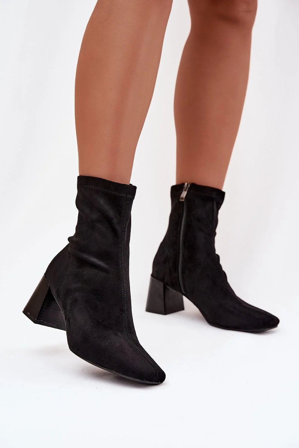 bottines femme suédine noire talon bloc carré mihaut stable confort silhouette affinée fermeture éclair latérale couture longitudinale tige chic élégantes