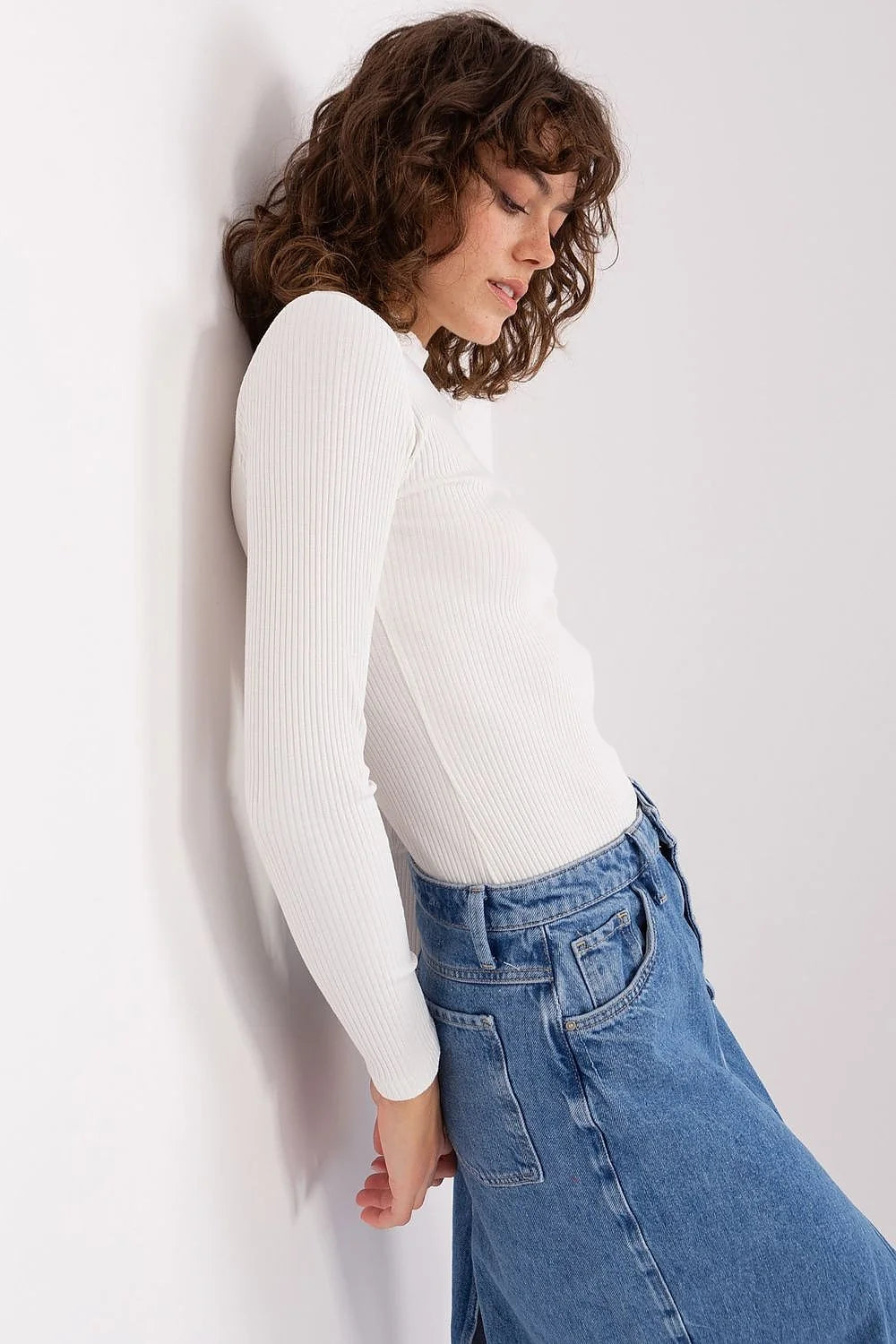 Chemisier et jupe en denim femme maille côtelée blanc bleu style décontracté moderne coupe ajustée