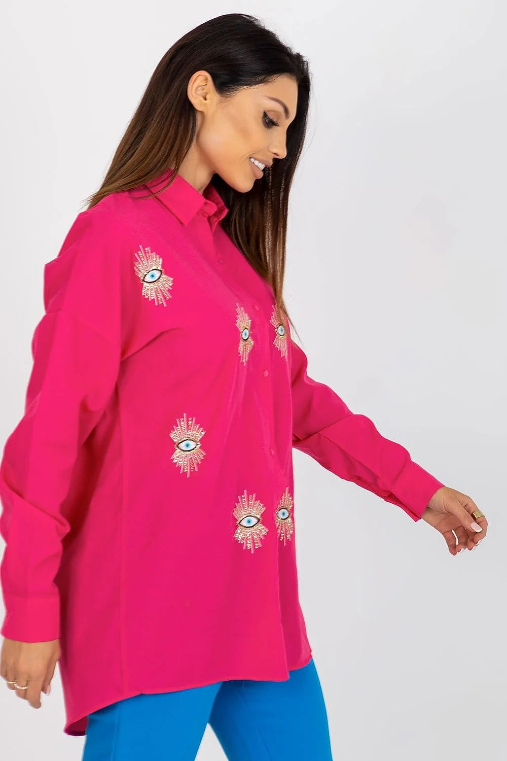 chemise femme oversize rose vif brodée yeux bleus rayons dorés manches longues amples col classique boutonnée fluide légère respirante