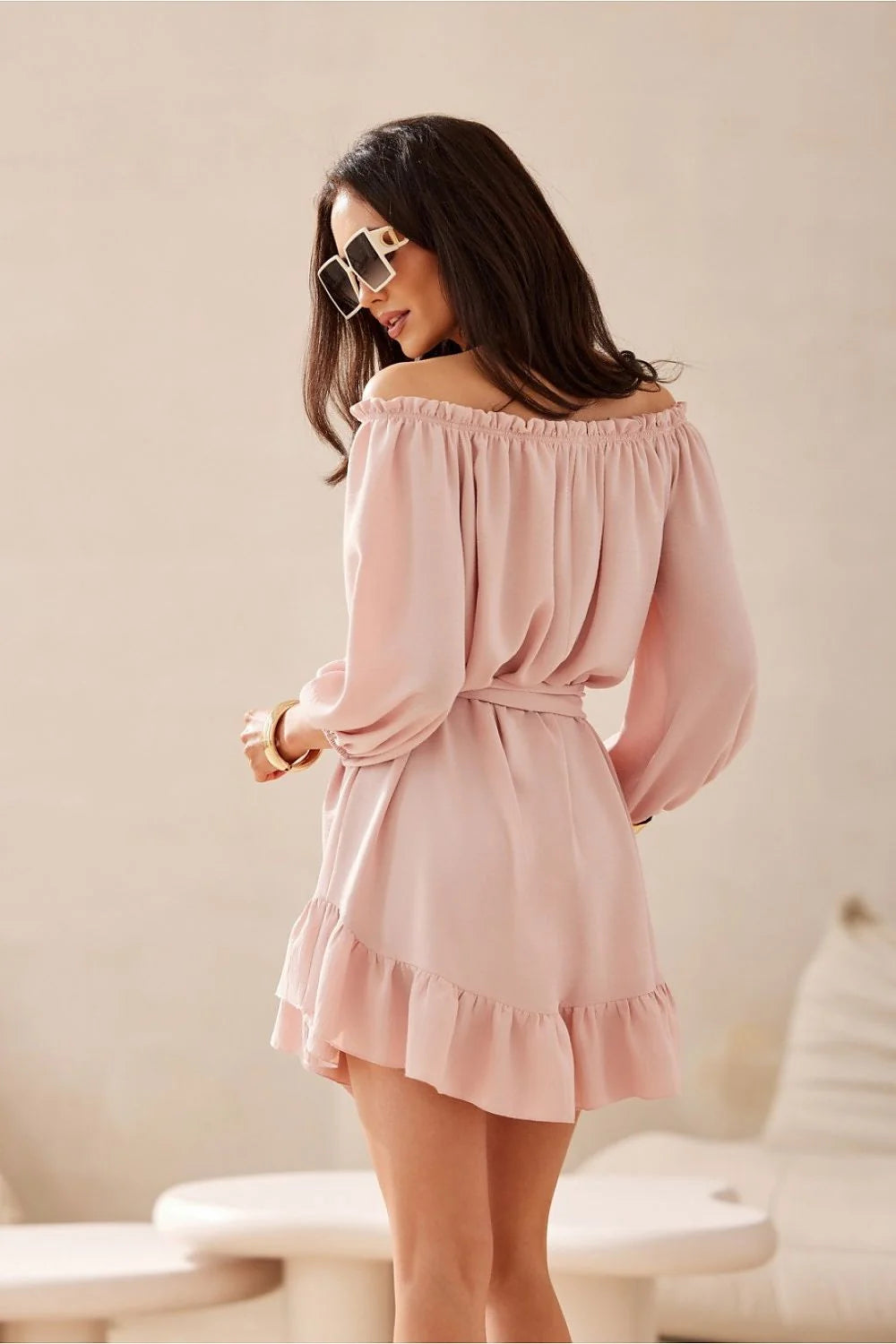 robe Giulia mini bardot épaules dénudées manches bouffantes mi longues taille marquée ceinture nouée jupe évasée volantée asymétrique rose poudré