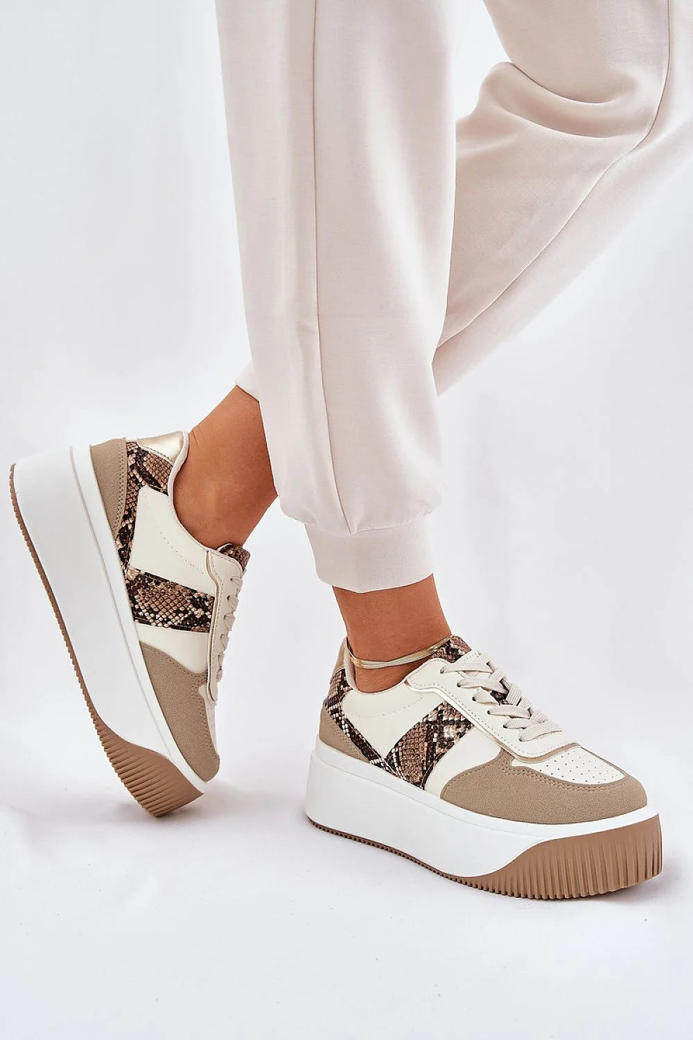 Chaussures de sport pour femmes design moderne audacieux matières luxueuses semelle épaisse plateforme blanche confortable style casual-chic