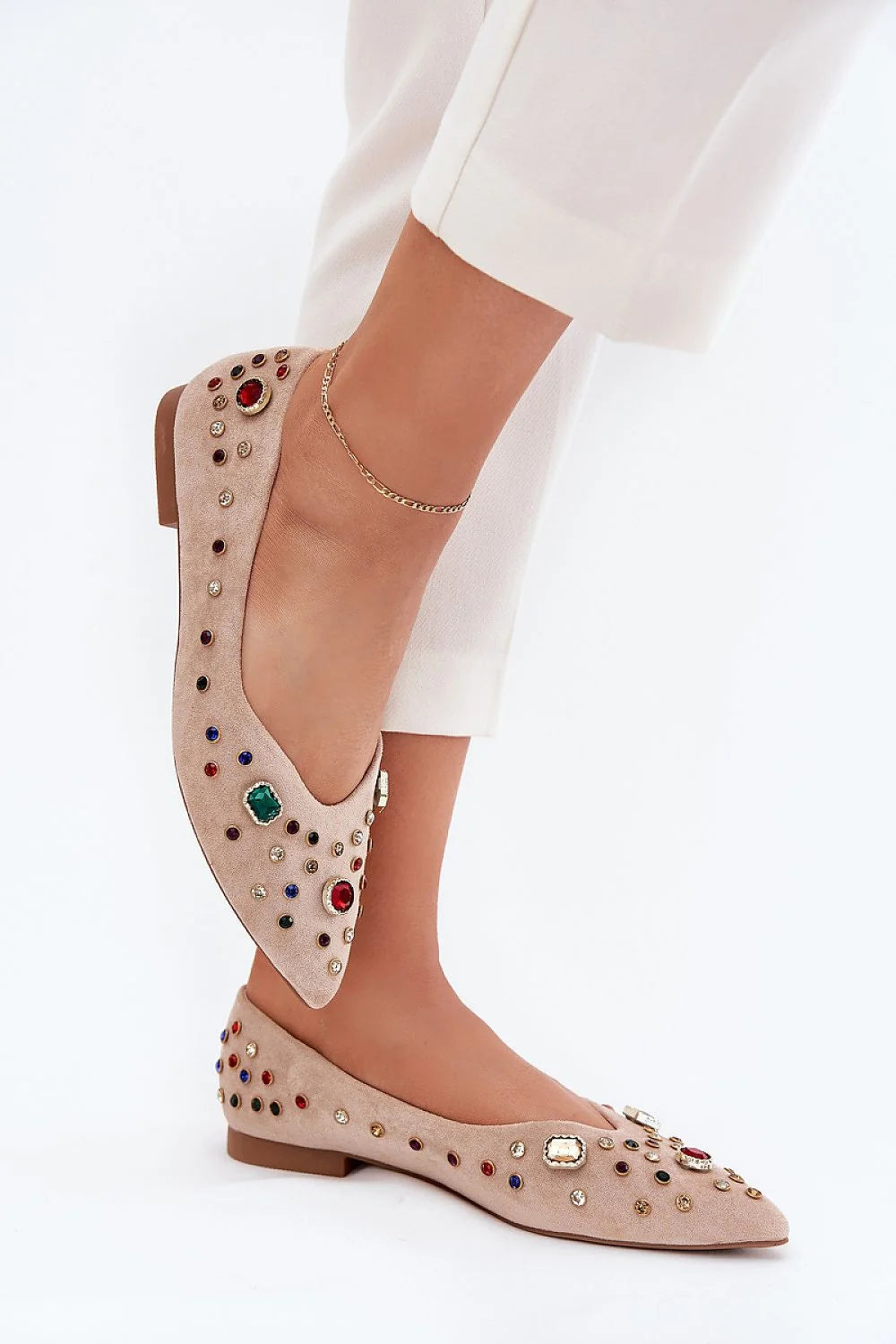 ballerines femme pointues suédine beige rosé bout effilé coupe basse talon plat cabochons multicolores strass clous dorés