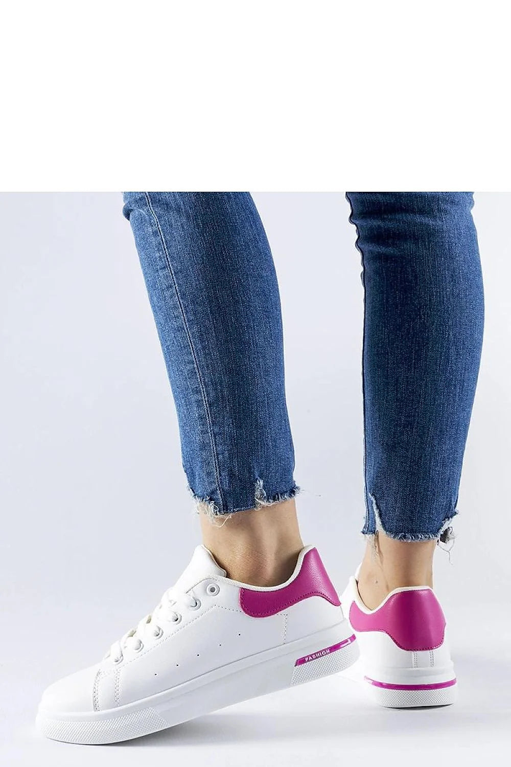 baskets femme minimaliste blanches rose fuchsia similicuir lisse perforations latérales lacets plats semelle plateforme épaisse caoutchouc antidérapante amorti urbaines polyvalentes