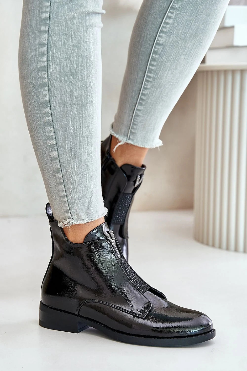Bottines femmes design moderne élégant cuir verni noir talon plat semelle confortable fermeture latérale insert métallique veste cheville