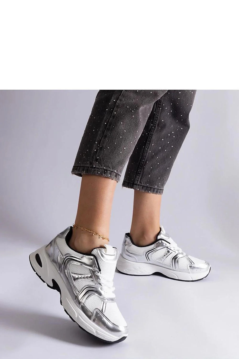 Baskets Solea femmes design athlétique urbain style futuriste maille respirante matière métallique blanc argenté confortable lacets blancs talons épais soutien longue durée
