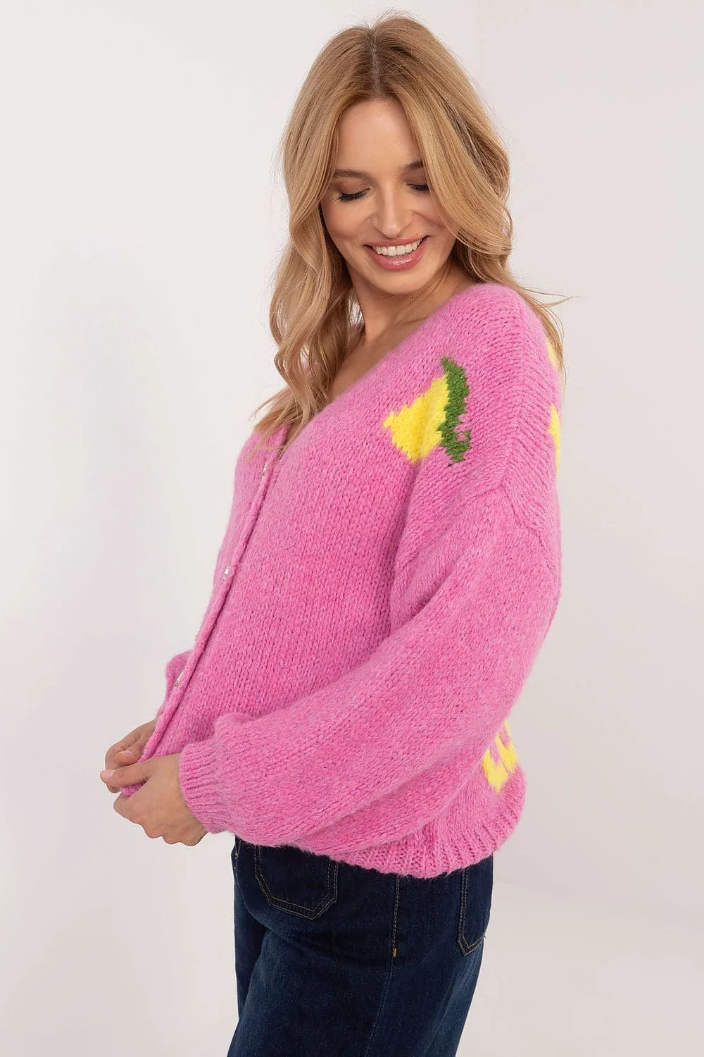 Cardigan femme mode Italy Moda couleur vif rose motif citron manches longues col V fermeture boutons métalliques