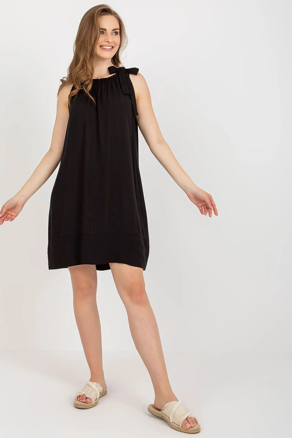 Robe de jour Och Bella élégante et décontractée en viscose noire coupe ample encolure ronde fronçage délicat bretelle nouée