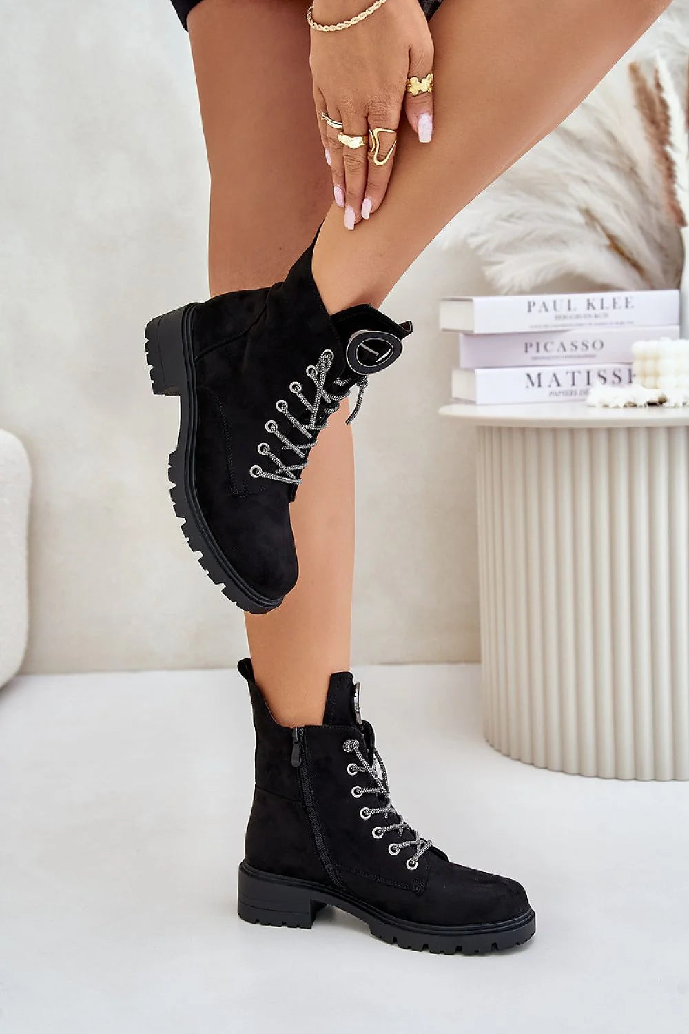Bottines pour femmes design moderne audacieux couleur noire texture veloutée matériau similicuir semelle caoutchouc noir talon plat doublure couvre-chau