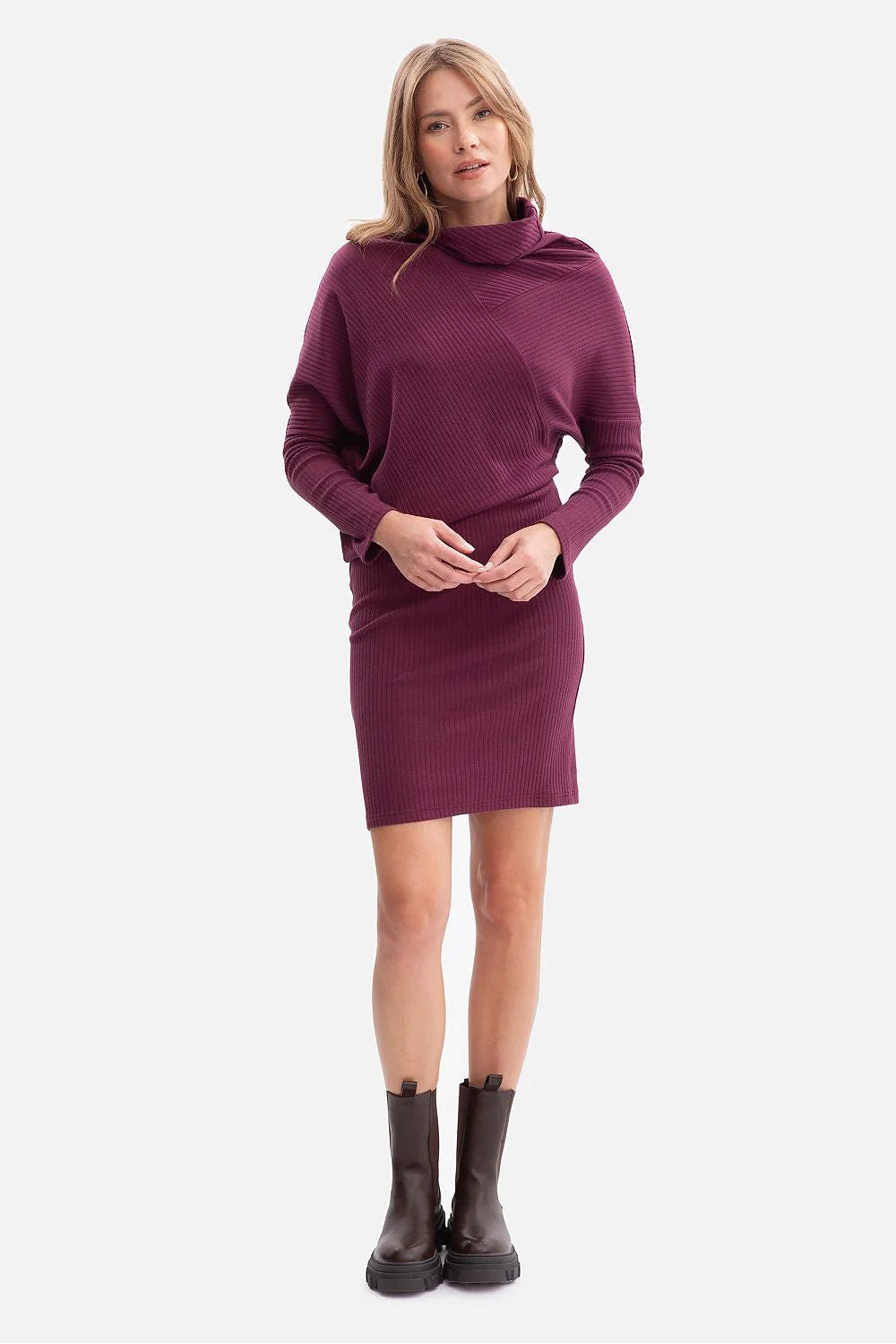 robe pull côtelée prune col bénitier drapé manches chauve souris longues épaules marquées taille blousante jupe crayon ajustée mini élégante