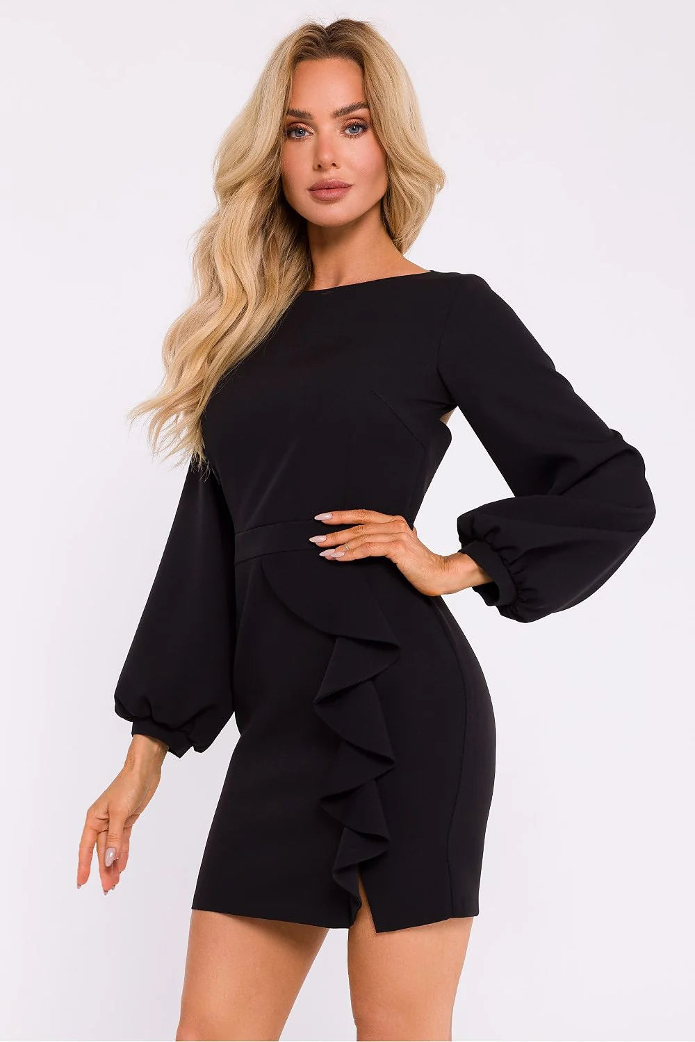 robe cocktail courte noire polyester ajustée cintrée taille marquée manches longues bouffantes poignets froncés drapé asymétrique cascade fente minimaliste sophistiquée