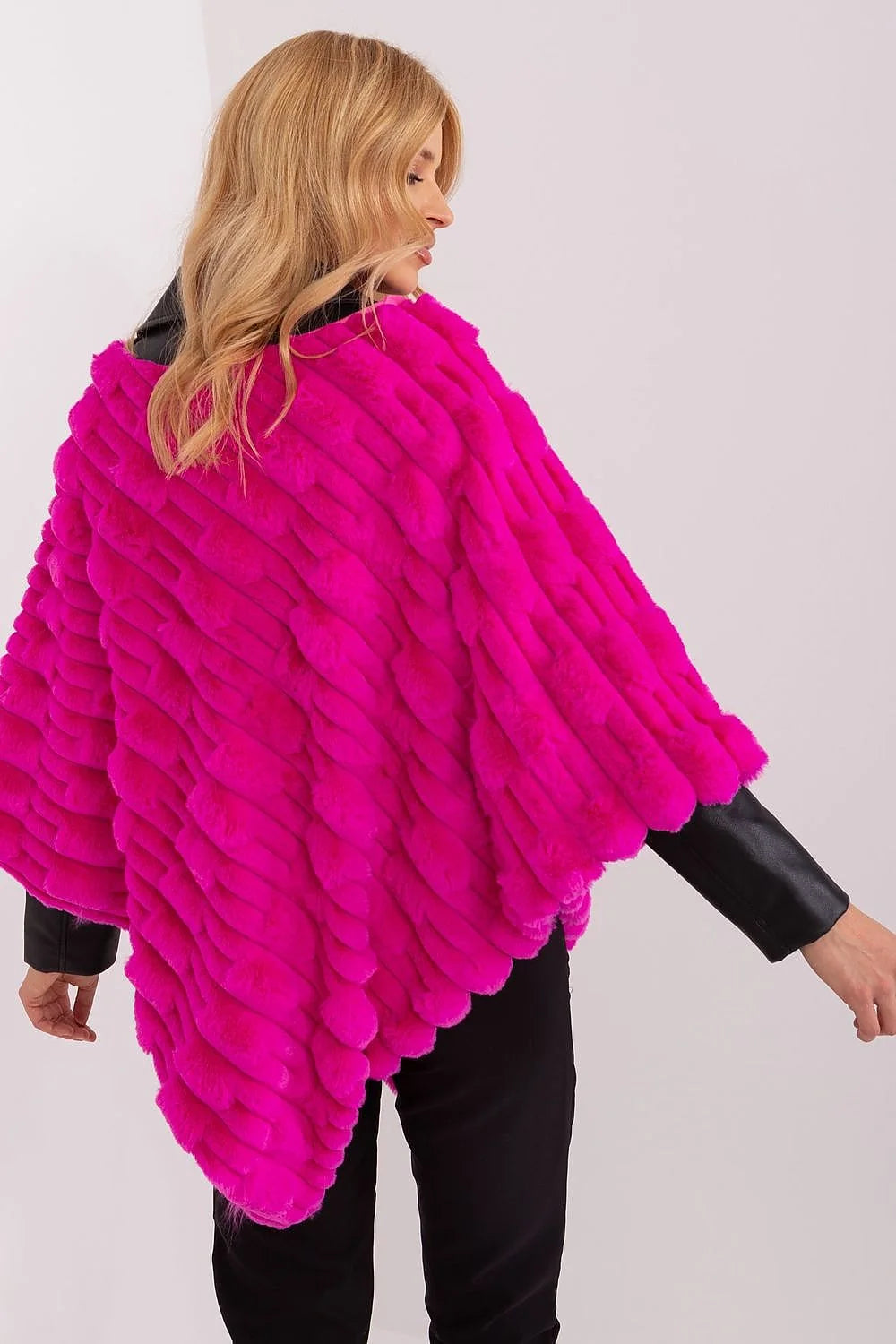 Poncho femme design audacieux fausse fourrure couleur fuchsia asymétrique longueur taille ample texture douce style moderne
