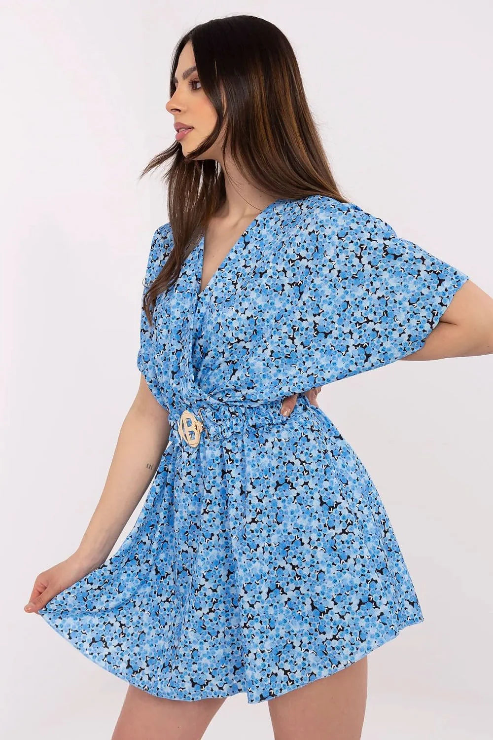 Robe estivale féminine décontractée motif floral bleu noir blanc manches courtes larges col V ceinture élastiquée boucle argentée coupe ample silhouette structurée longueur au-dessus du genou qualité supérieure