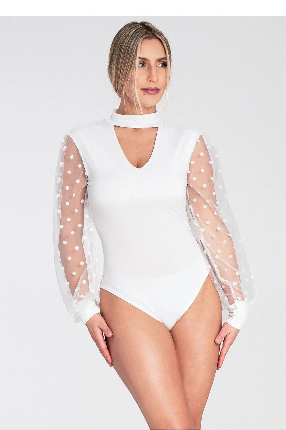 body blouse ajustée blanche col montant découpeV maille stretch opaque silhouette près corps manches longues bouffantes tulle transparent pois blancs