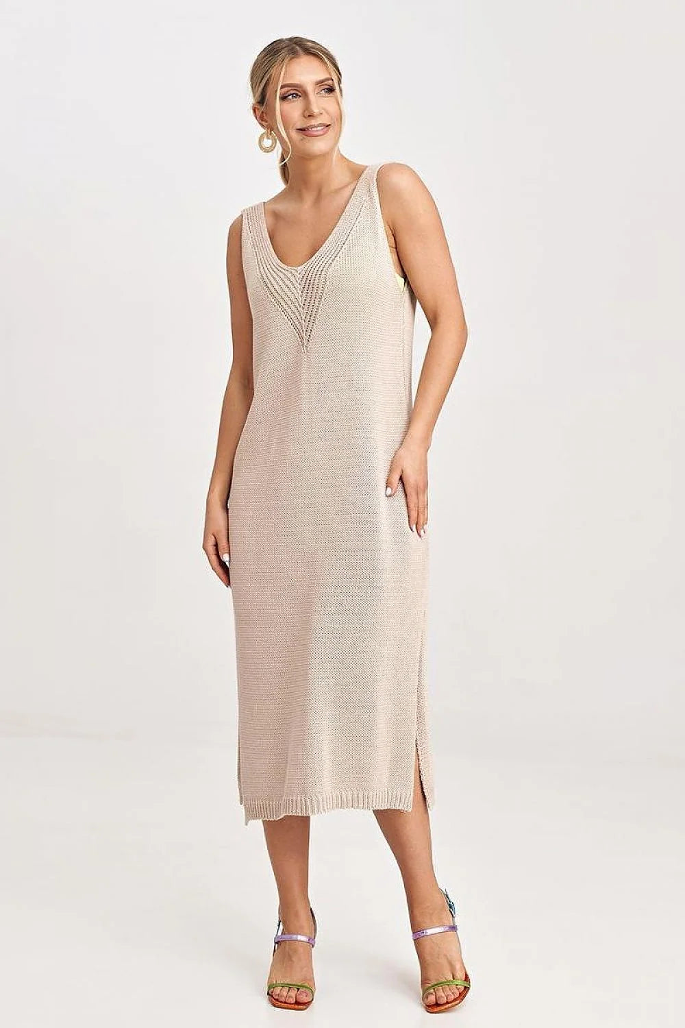 ensemble féminin moderne robe midi cardigan boléro maille fine beige écrue ajustée oversize décolleté plongeant fente latérale manches longues nouée