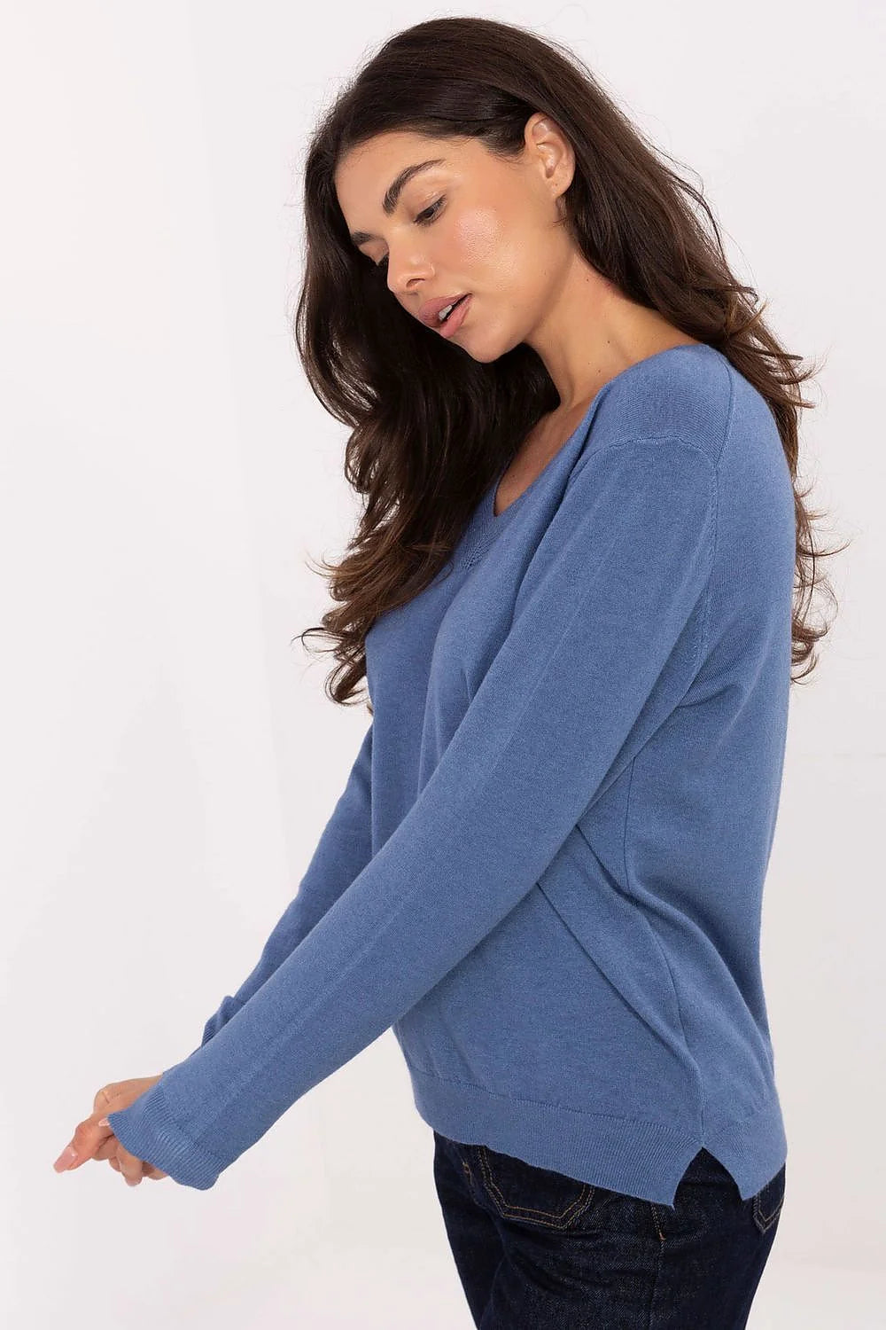 pull femme maille fine col V bleu denim clair coupe droite ample longueur hanche manches longues côtelées poignets