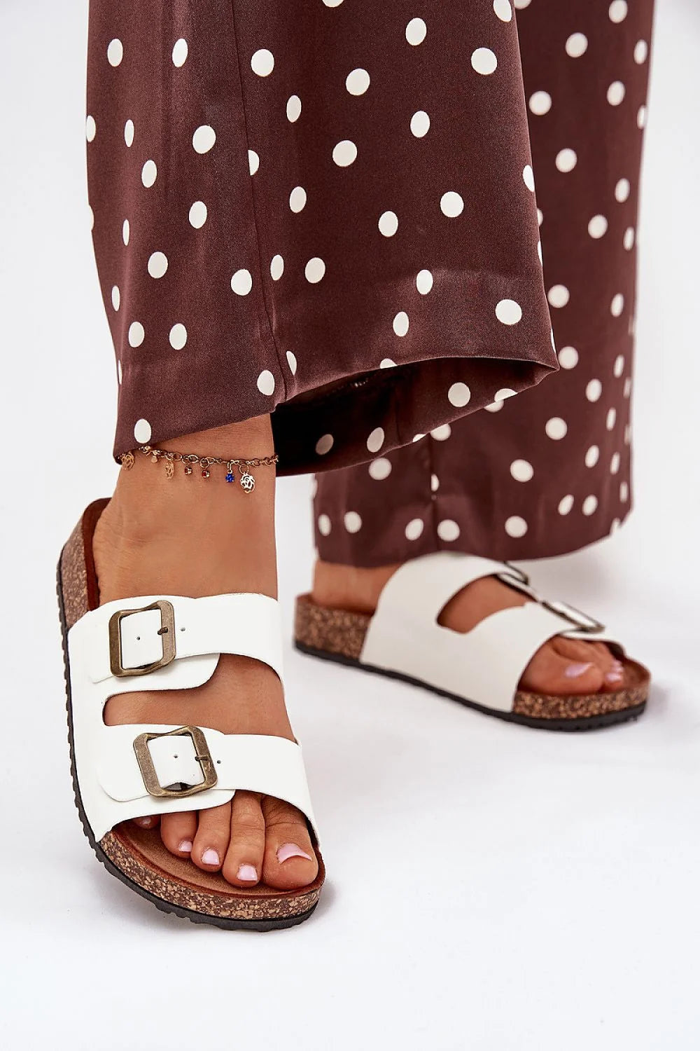 sandales femme mules deux brides réglables boucles carrées métalliques similicuir blanc semelle anatomique liège plateforme 3cm antidérapante caoutchouc