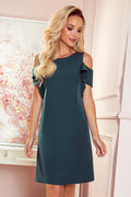 robe cocktail moderne élégante vert émeraude volants manches épaules dénudées décolleté rond coupe droite taille ajustable tissu fluide polyester élasthanne