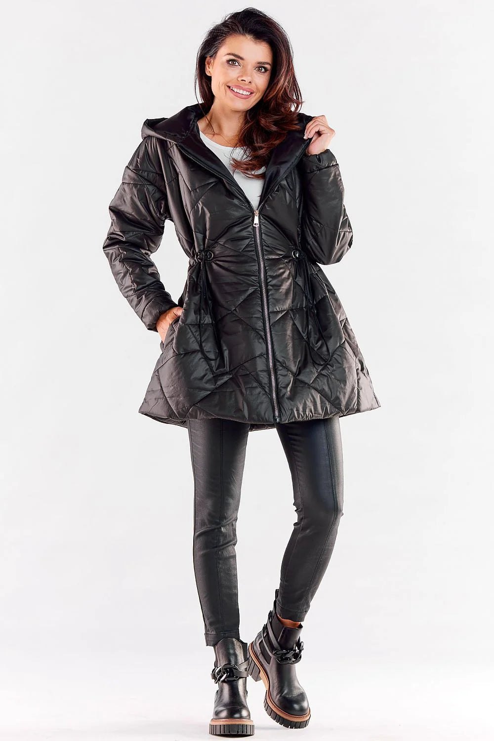 Manteau d'hiver pour femme moderne fonctionnel coupe évasée longueur midi capuche ajustable fermeture éclair cordon taille tissu brillant surpiqûres géométriques élastiques poignets polyester