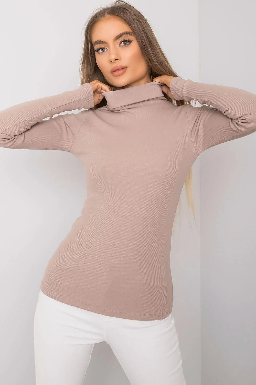 Haut à col roulé élégant pour femme en maille fine, couleur rouge audacieuse, coupe ajustée, manches longues, fabrication de qualité, idéal pour tenues sophistiquées