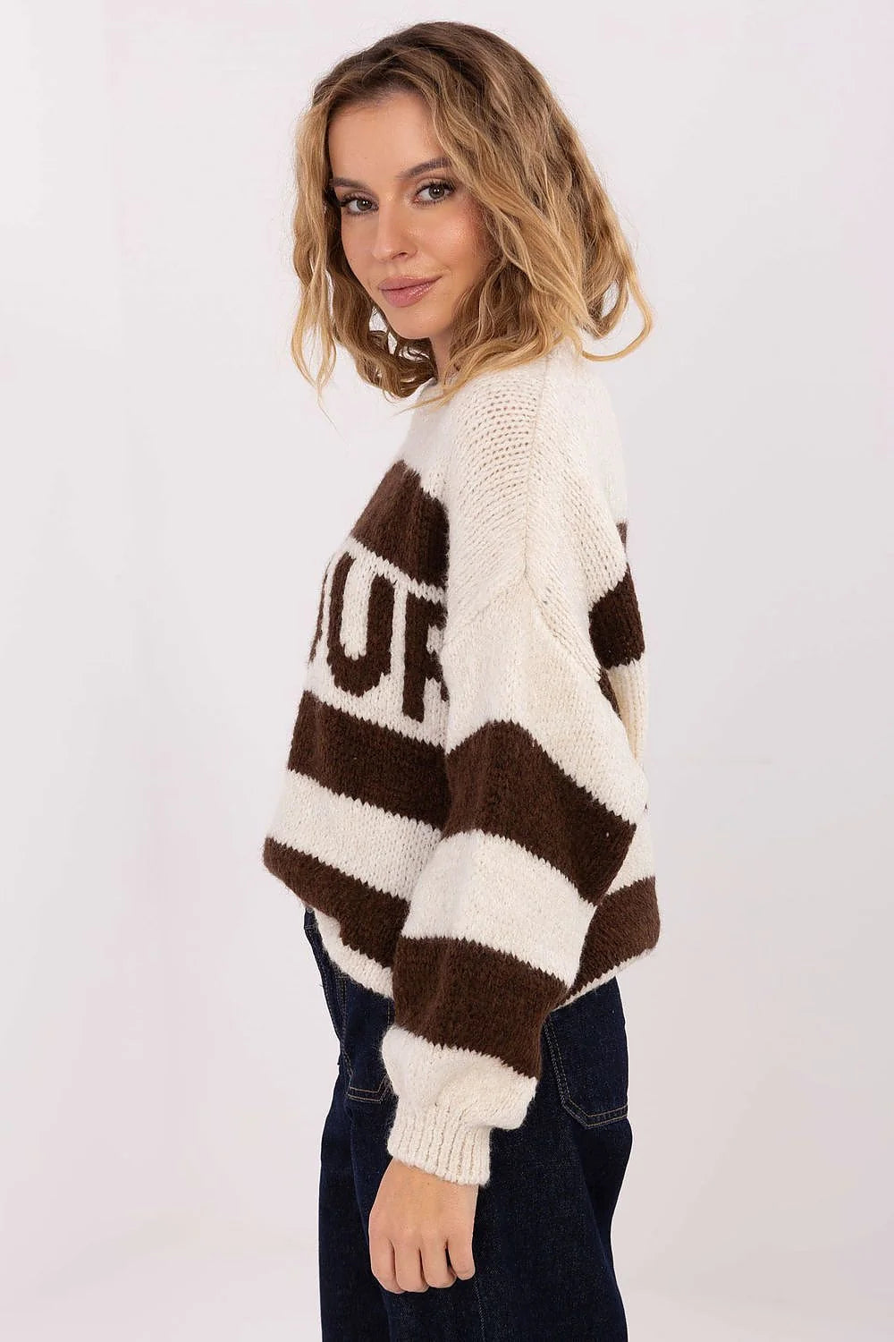 pull femme oversize rayé crème marron grosse maille bouclée col rond manches longues inscription AMOUR court pelucheux chaud cosy hivernal