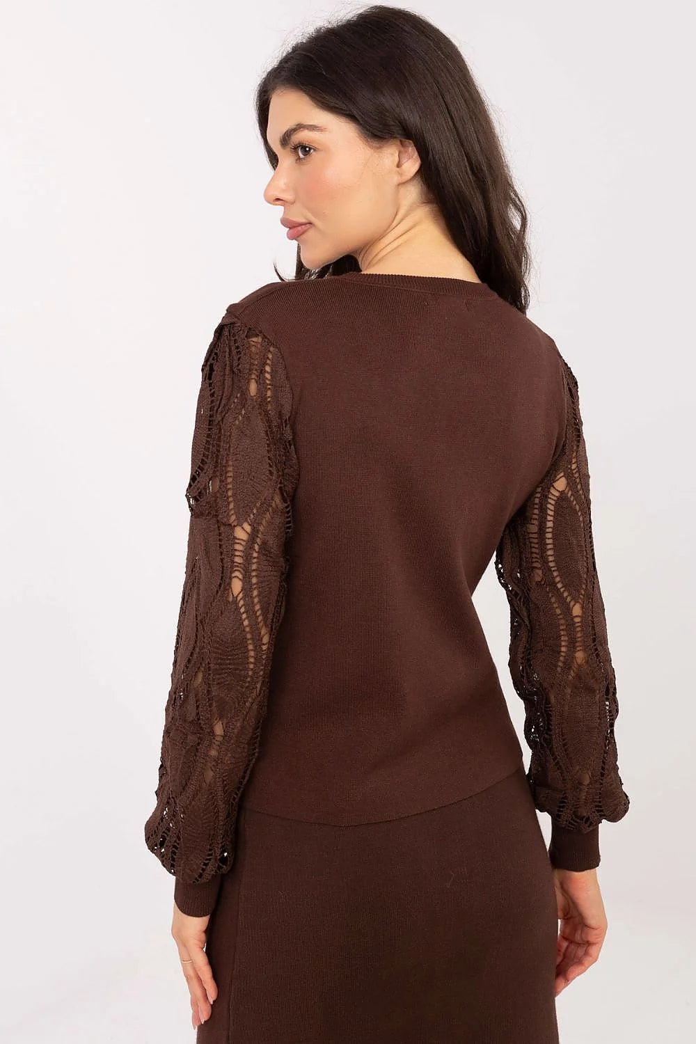 pull femme maille chocolat col rond manches ballon ajourées crochet détails dorés boutons ourlets côtelés finition stretch silhouette ajustée élégante