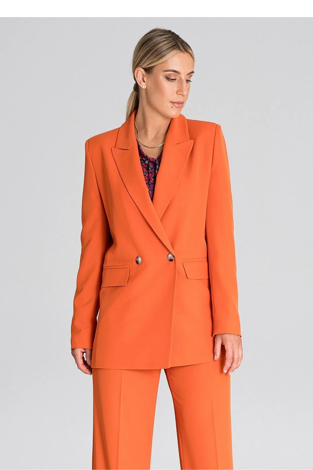 Costume tailleur moderne pour femme veste et pantalon orange vive coupe structurée manches longues double boutonnage polyester elastane