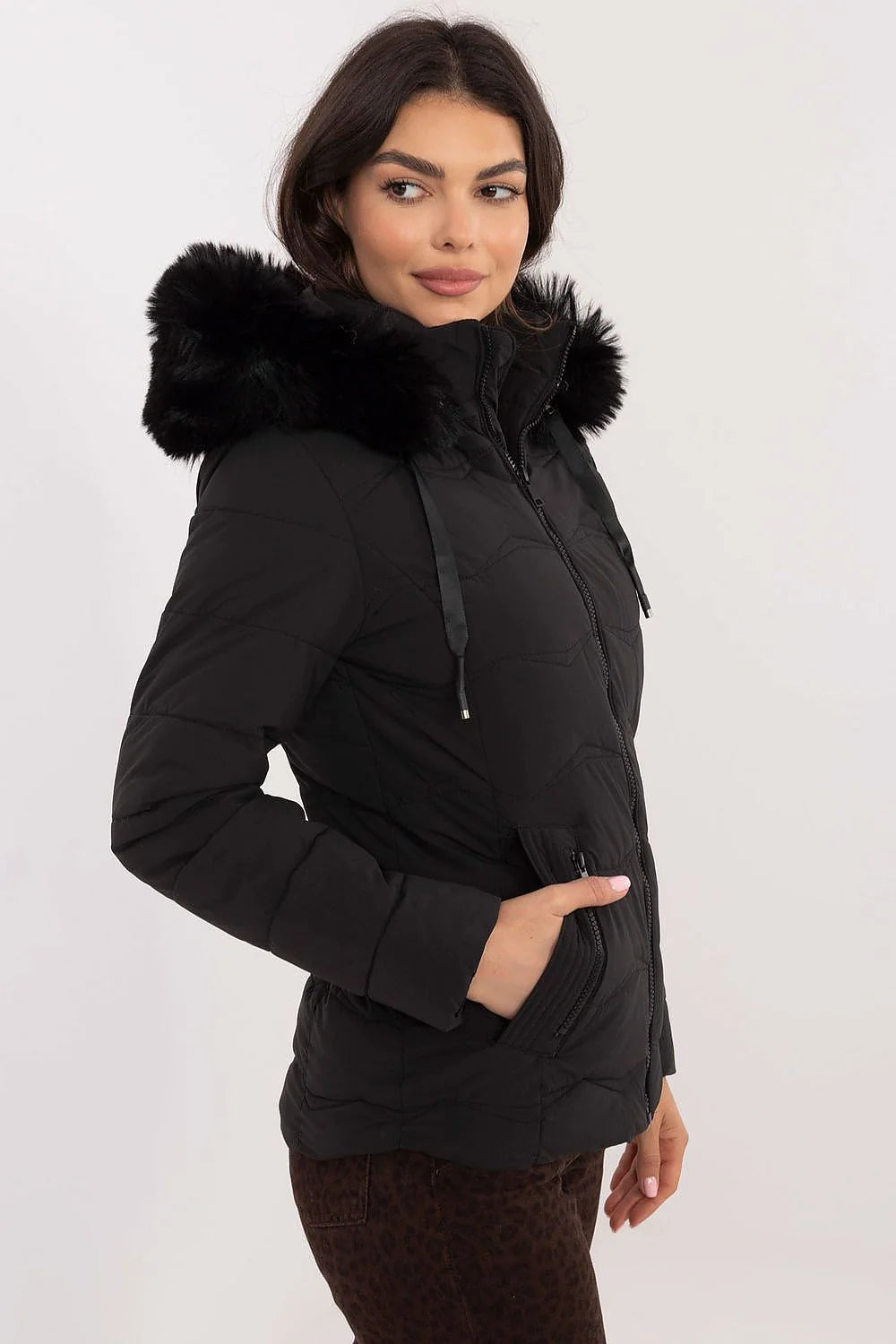 Veste d'hiver pour femme design moderne fonctionnel matelassé rembourrage en duvet synthétique capuche amovible fourrure synthétique noire poches zippées polyester noir