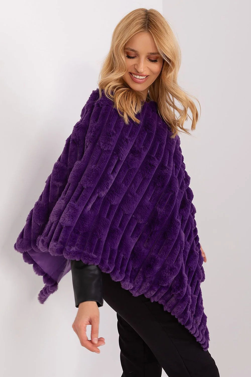 poncho fausse fourrure violet profond asymétrique linéaires coupe ample femme luxueux doux texturé bandes côtelées drapé mi cuisses superposition bordée