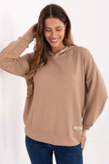 sweatshirt femme oversize beige camel molleton léger jersey doux coupe droite manches tombantes capuche cordon absent ourlets finis logo discret