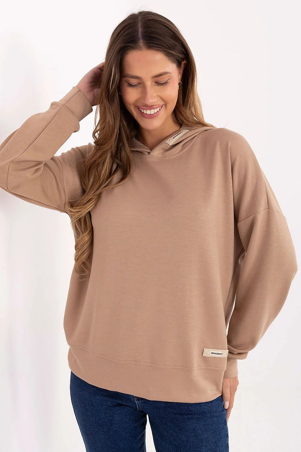 sweatshirt femme oversize beige camel molleton léger jersey doux coupe droite manches tombantes capuche cordon absent ourlets finis logo discret