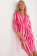 Robe féminine audacieuse rayures verticales fuchsia crème manches 3/4 col V silhouette droite fente latérale femme été
