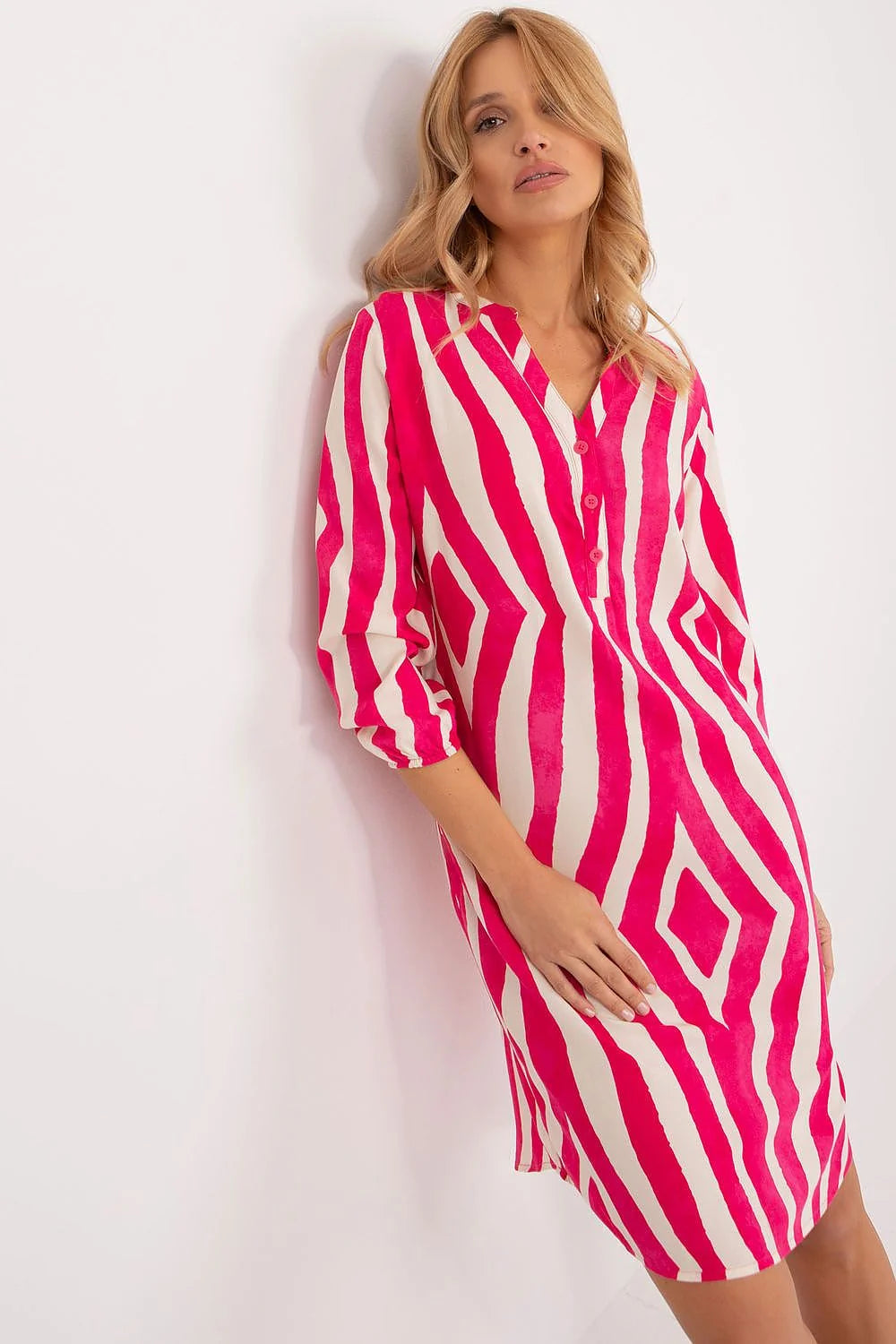 Robe féminine audacieuse rayures verticales fuchsia crème manches 3/4 col V silhouette droite fente latérale femme été