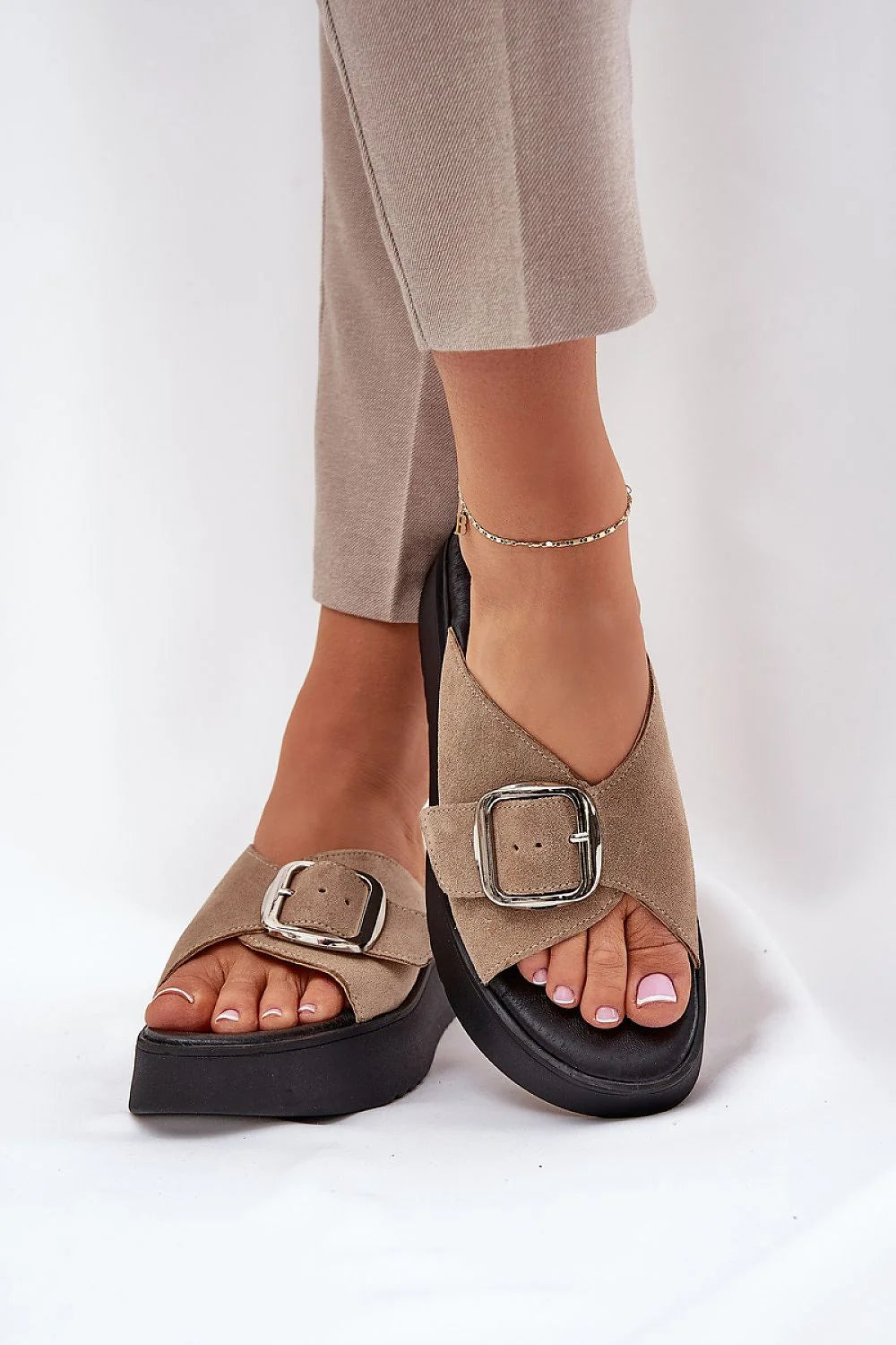 Sandales plateforme cuir suédé taupe beige mules sliders bride large boucle métallique argentée semelle noire rembourrée antidérapante confortables ajustables urbaines
