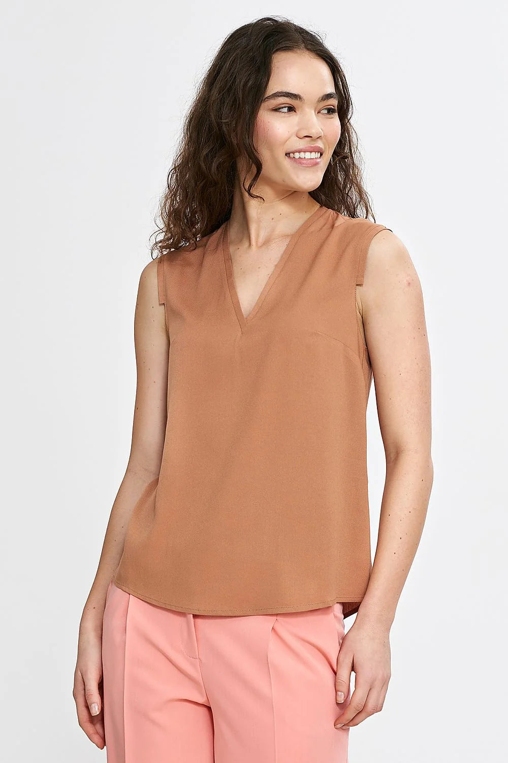 Chemisier féminin sans manches en viscose couleur beige coupe régulière encolure V finitions élégantes pour tenues élégantes ou décontractées