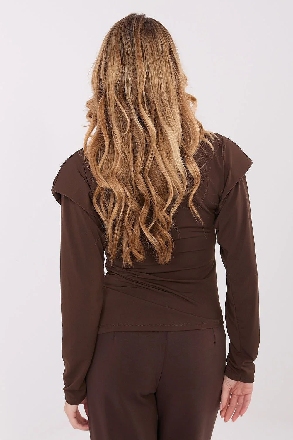 chemisier chocolat jersey manches longues col bateau asymétrique épaules structurées coupe ajustée drapé latéral plis ornement doré goutte taille élégant
