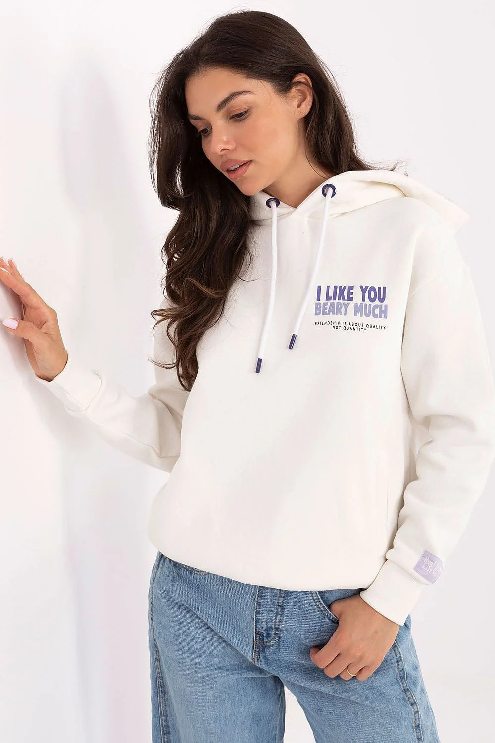 sweatshirt capuche écru molleton doux coupe loose femme réglable cordons blancs embouts violets imprimé slogan lilas pochettes côtelées poignets ourlet