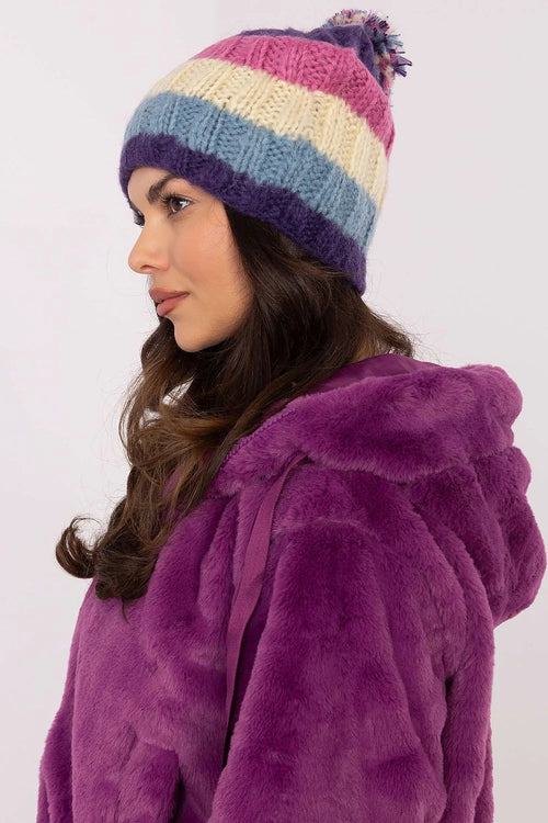 Bonnet d'hiver style moderne rayures colorées violet rose bleu blanc cassé pompon pelucheux élastique ajusté femmes