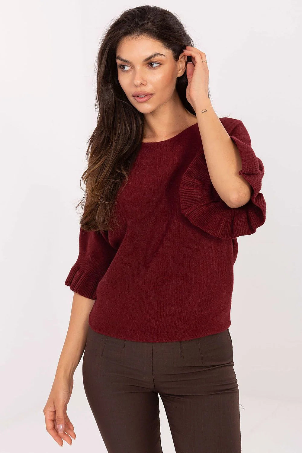 pull femme bordeaux maille tricotée col bateau coupe droite longueur hanches manches trois quarts volants plissés finitions bord côtes